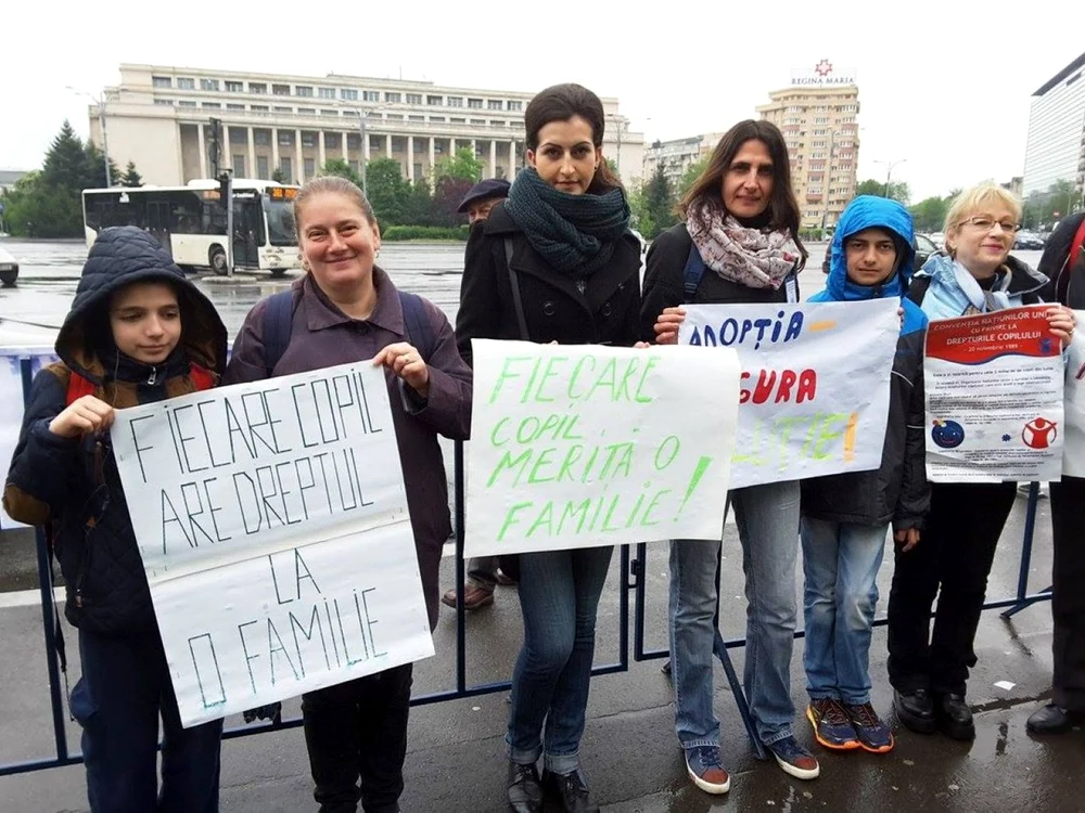 Dezbatere publică pentru modificarea Legii adopţiei FOTO Asociaţia Catharsis