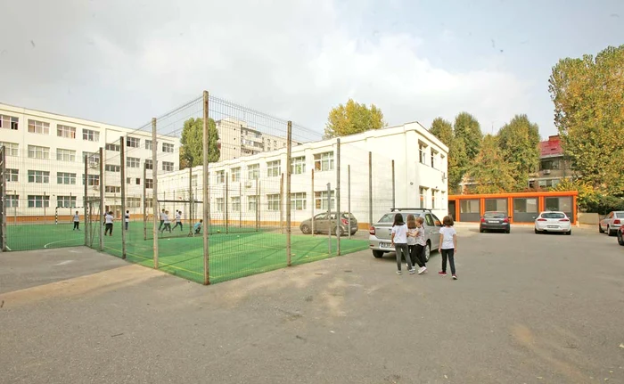 Un container a fost instalat deja în incinta Şcolii Gimnaziale Nr. 97