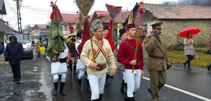 După paradă, spectacolul s-a mutat la căminul cultural, unde ansamblurile de colindători au arătat, în faţa unei săli pline, cum se dansează româneşte.