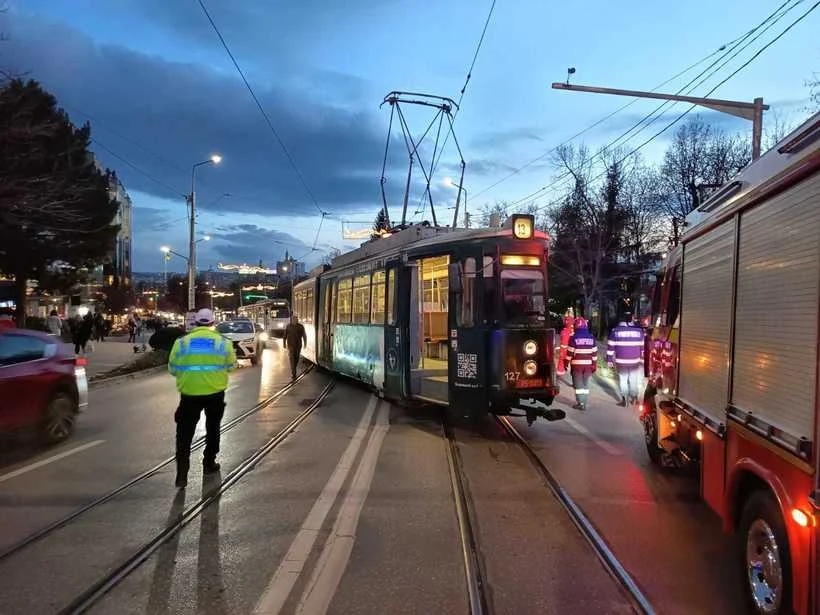 Tramvai deraiat la Iași, după un accident în care au mai fost implicate o autoutilitară și un automobil