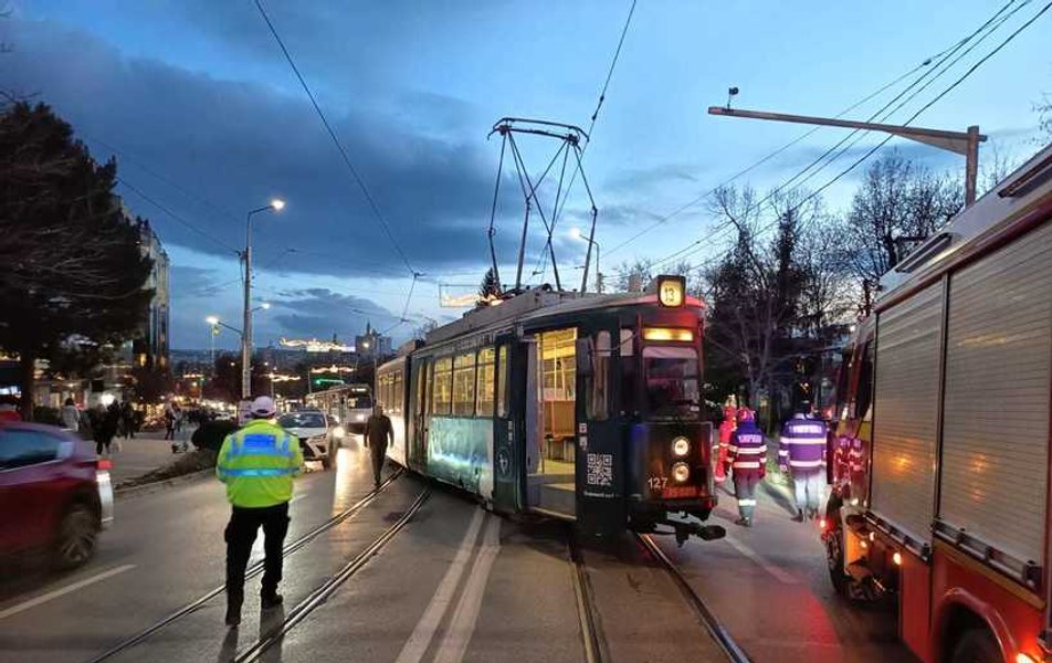 Tramvai deraiat la Iași, după un accident în care au mai fost implicate o autoutilitară și un automobil