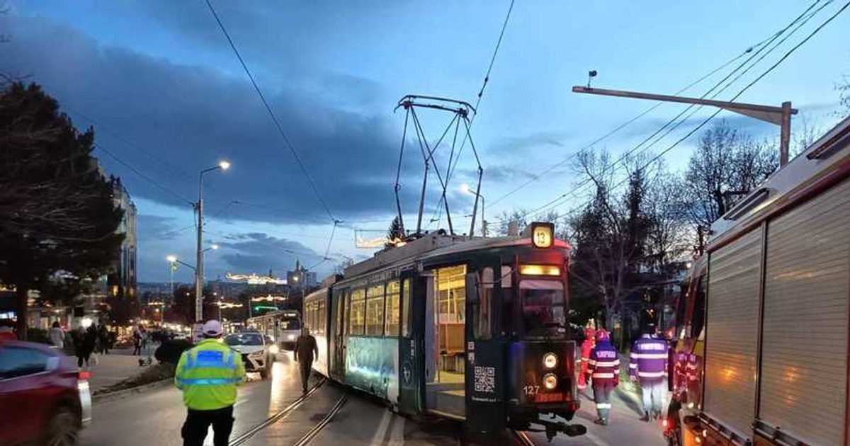 Tramvai deraiat la Iași, după un accident rutier