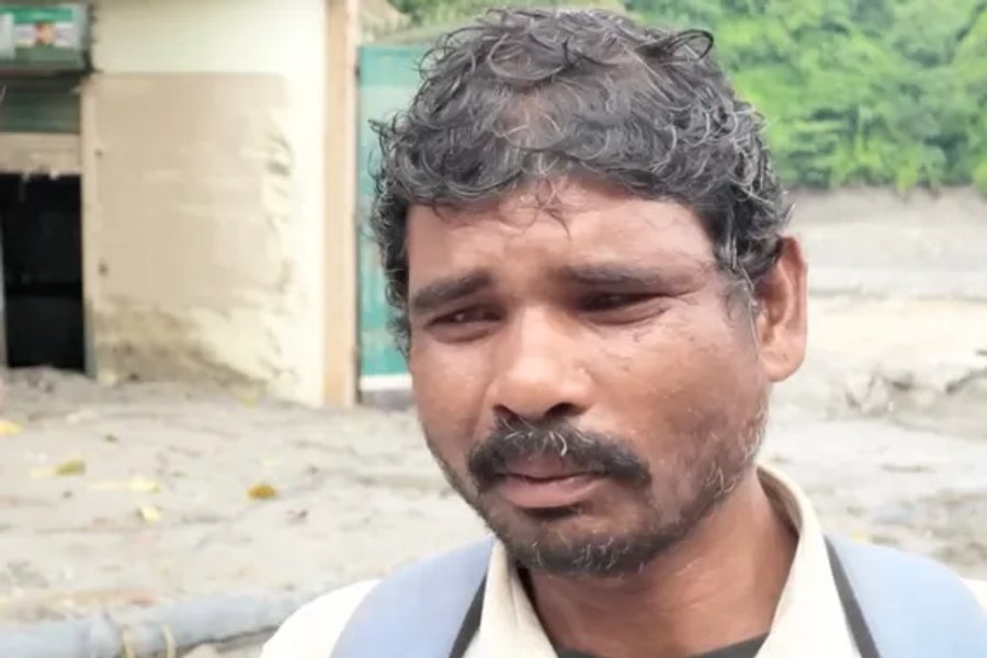 „Nu mai am speranță, dar nu pot renunța”. A împrumutat 13 dolari și a pornit în căutarea fiului dispărut în inundațiile din Nepal
