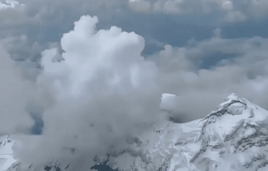 Vulcanul Cotopaxi din Ecuador a expulzat gaze şi cenuşă VIDEO