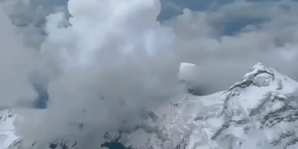 Vulcanul Cotopaxi din Ecuador a expulzat gaze şi cenuşă Foto: Captură video