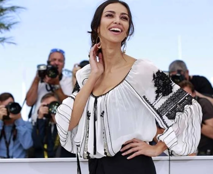 Mădălina Ghenea poartă cu mândrie ia românească FOTO: Mediafax