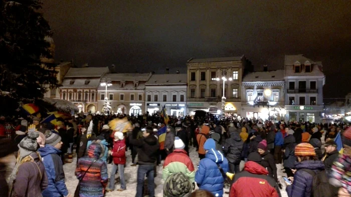 Braşovenii au umplut Piaţa Sfatului.