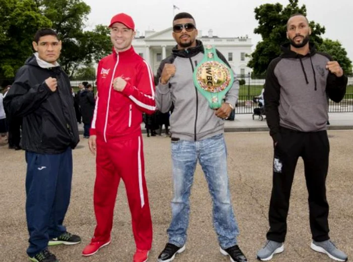 Cei patru boxeri în faţa Casei Albe