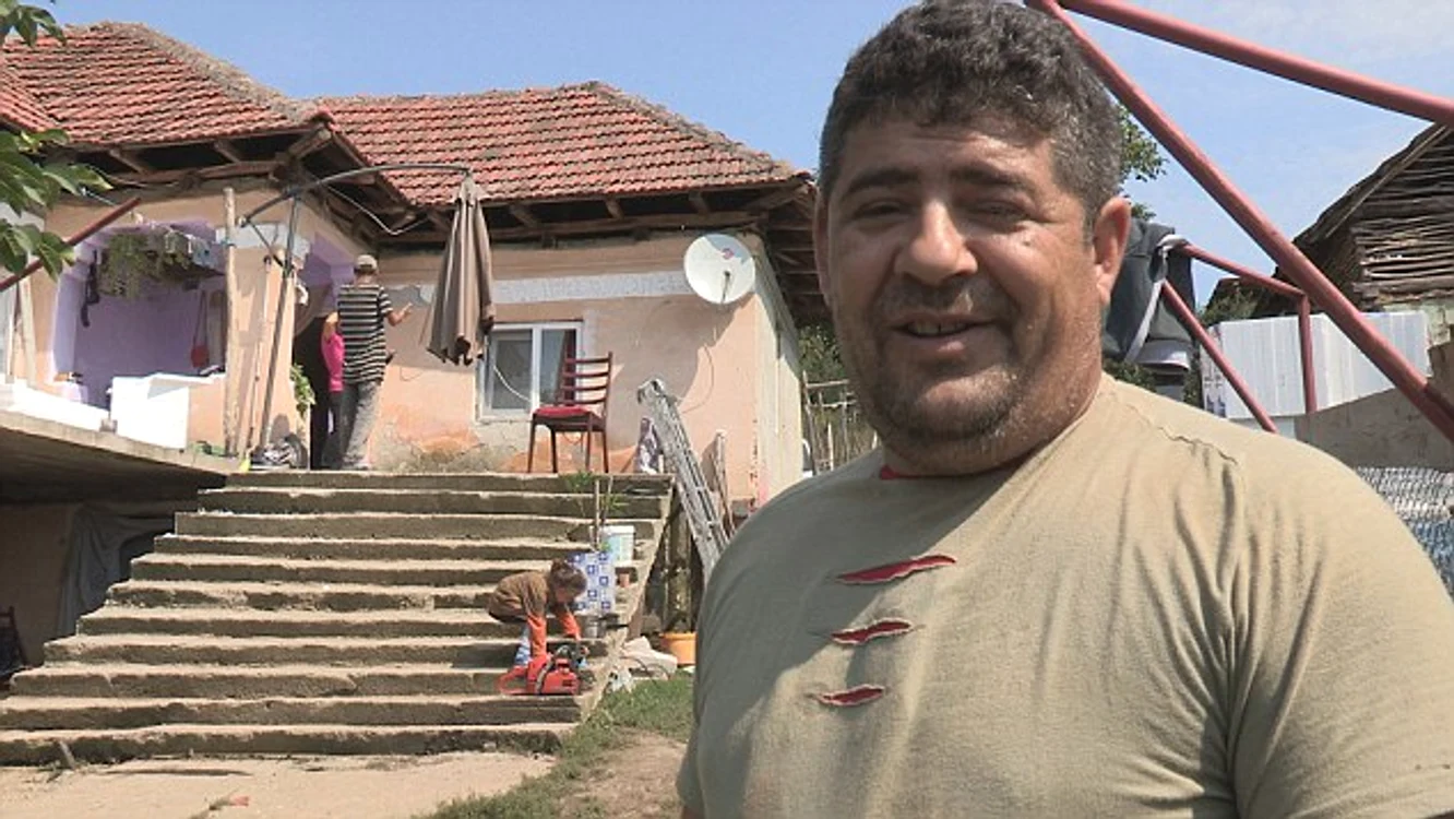 
    Bărbatul a supravegheat construcţia casei în satul Argetoaia  