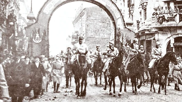 În momentul defilării unui detaşament român la Paris, Berthelot l a îndemnat pe generalul Foch: „Salută, Foch! Trece familia!” jpeg