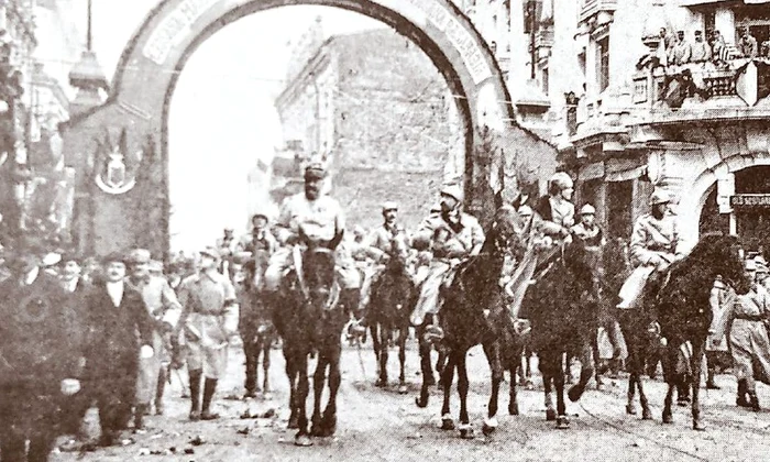 În momentul defilării unui detaşament român la Paris, Berthelot l a îndemnat pe generalul Foch: „Salută, Foch! Trece familia!” jpeg