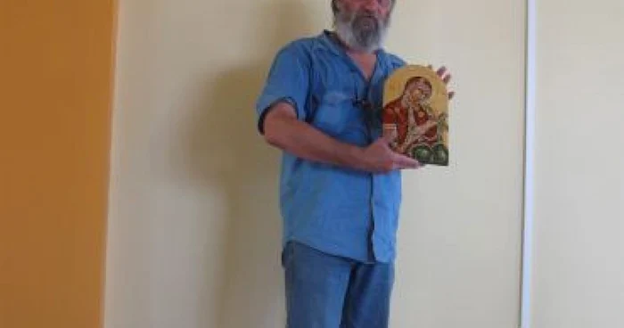 Craiova: Nicolae Boltaşu, caricaturistul căruia îi place să picteze icoane
