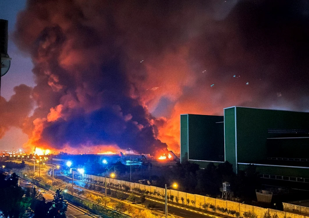 Nori de fum deasupra Teheranului, după lovituri cu drone şi rachete. FOTO: Profimedia