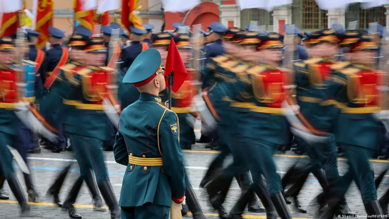 Soldați ruși la o paradă militară la Moscova în 2026 – contractele avantajoase sunt atrăgătoare