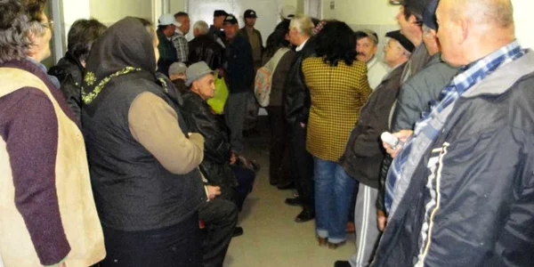 Zeci de bolnavi incurabili sunt nevoiţi să stea ore în şir la coadă 