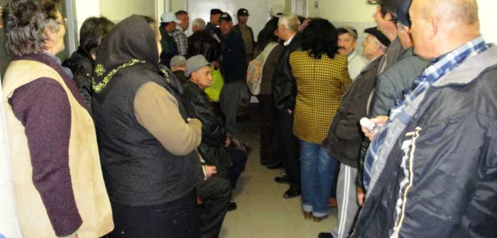 Zeci de bolnavi incurabili sunt nevoiţi să stea ore în şir la coadă