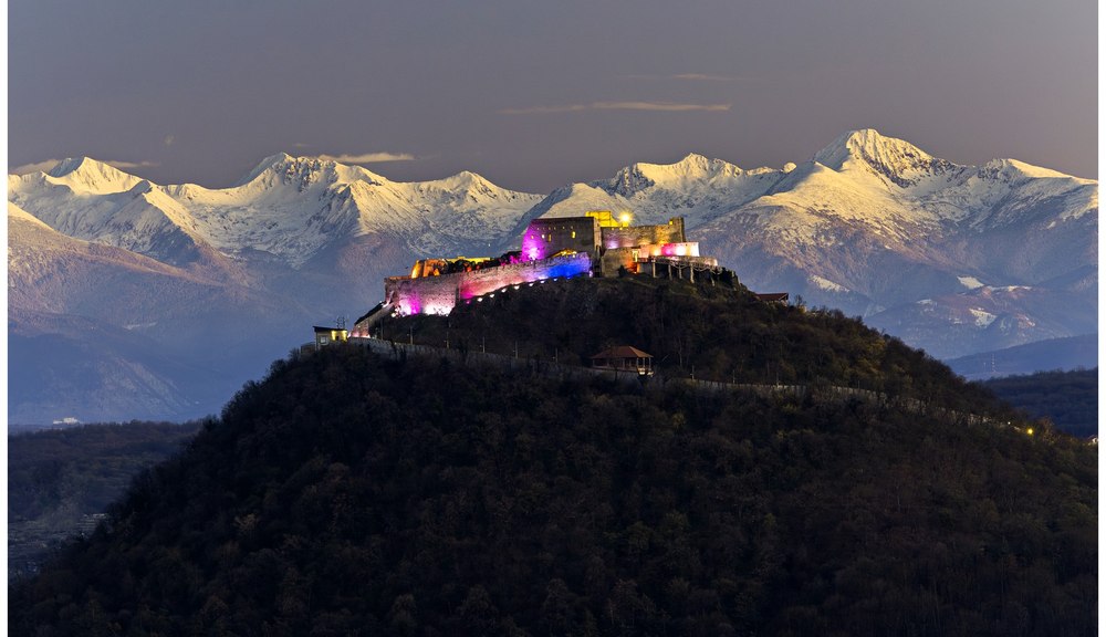 Iluzie optică puternică surprinsă de fotografi. Imagini senzaționale cu Cetatea Devei, îmbrățișată de Retezat   