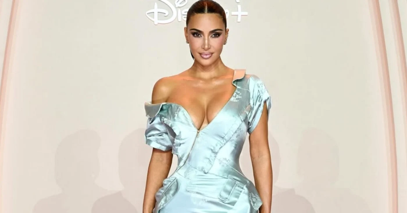 Kim Kardashian și-a transformat casa într-o pădure de brazi de Crăciun / foto: arhiva Click!