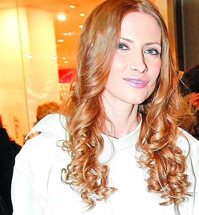 
    Iulia nu are voie să  mai folosească  beţişoarele de urechi  