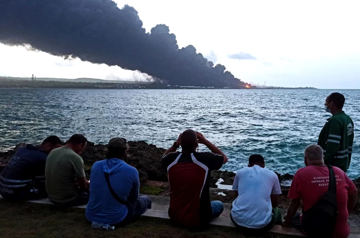 Un incendiu devastator a izbucnit în urmă cu trei zile la un depozit de petrol din Cuba FOTO EPA EFE