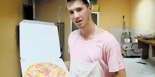 Pizza de criză cântăreşte 440 de grame