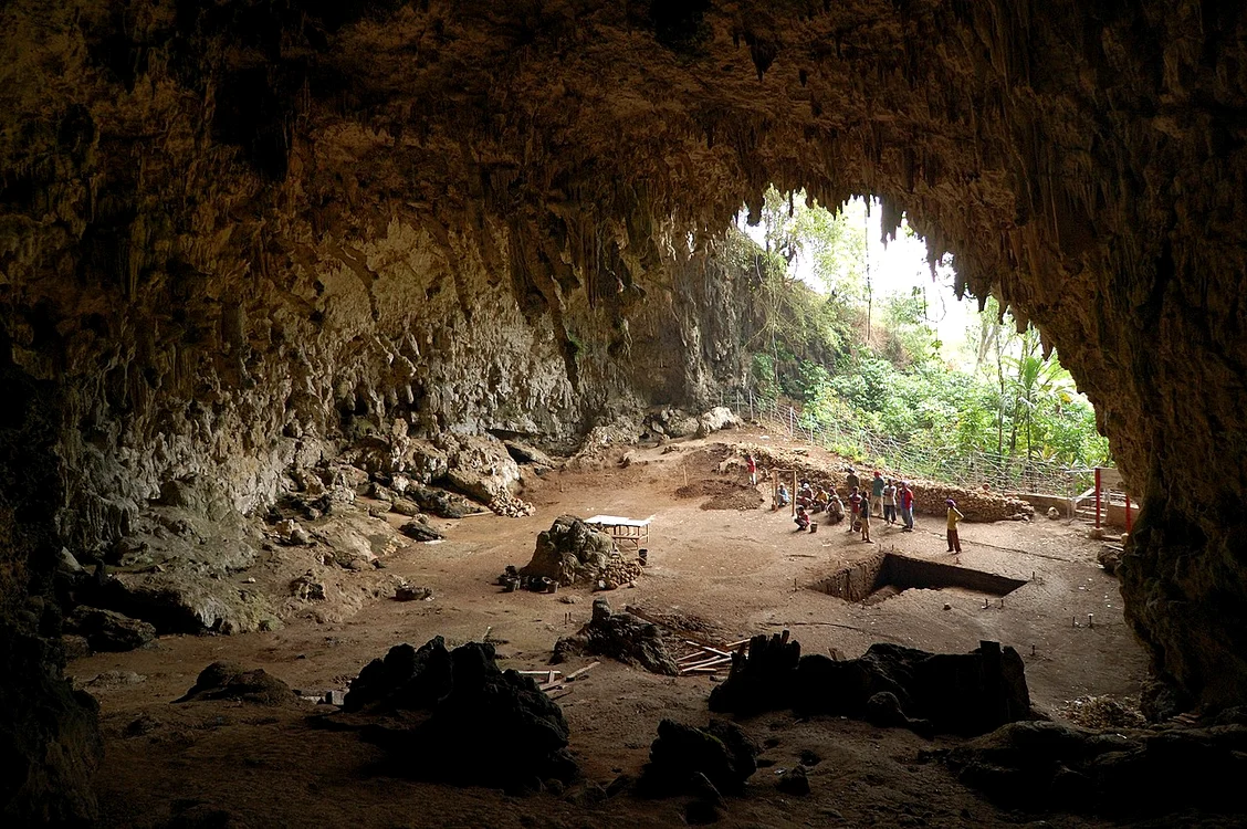Peștera Liang Bua, unde au fost descoperite fosilele de Homo floresiensis (© Wikimedia Commons)