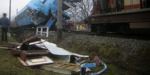 Locomotiva şi un vagon s-au făcut armonică Foto: Mihai Bacalu