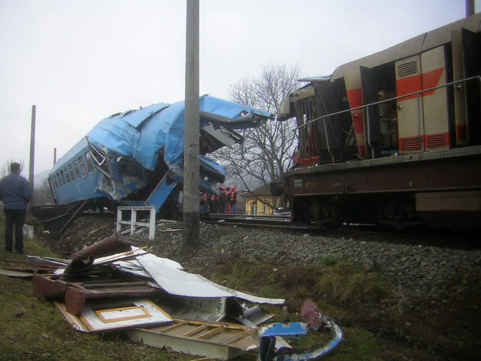 Locomotiva şi un vagon s-au făcut armonică Foto: Mihai Bacalu