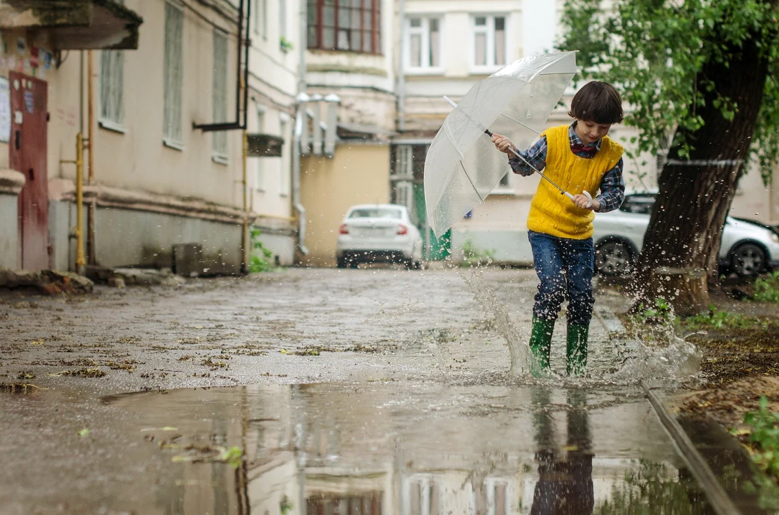 
    Copiii se bucură și de ploaie, dacă știm să îi facem fericiți FOTO: Pixabay.com  