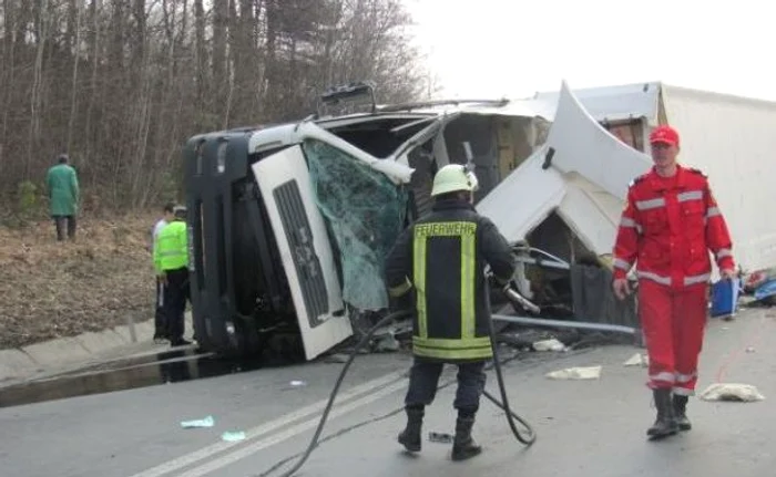 
    Accidentul a blocat mai bine de 3 ore traficul pe DN 7. (Foto: Adevarul)  