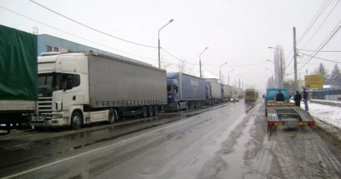 Peste 100 de autocamioane, trase pe dreapta