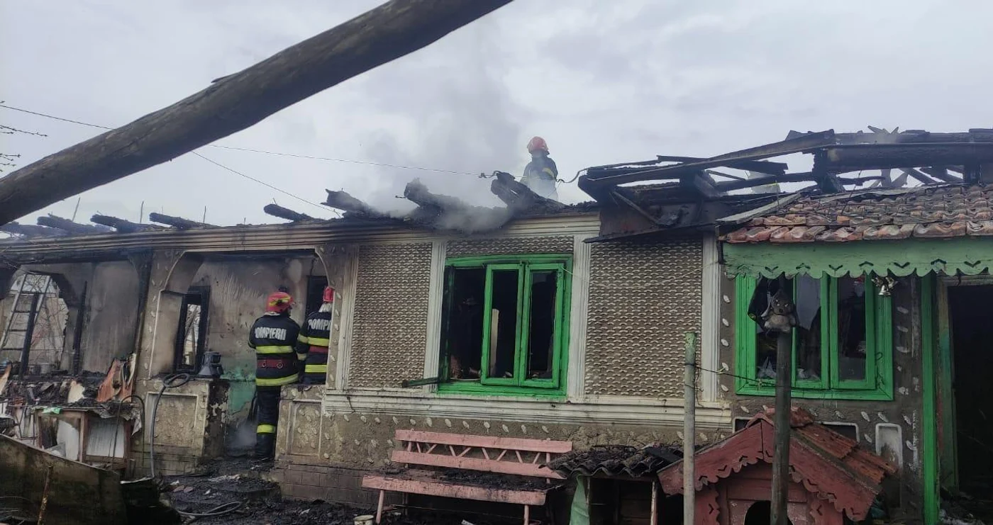 După stingerea incendiului, două persoane au fost descoperite carbonizate FOTO ISU Vrancea