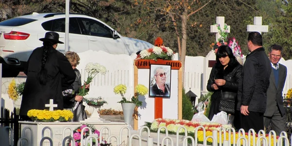 Doar câteva persoane au venit la cimitir