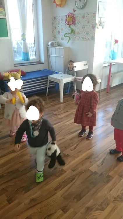 În imaginile publicate de mamă se vede cu băiețelul stă izolat, la măsuțăfoto: Facebook