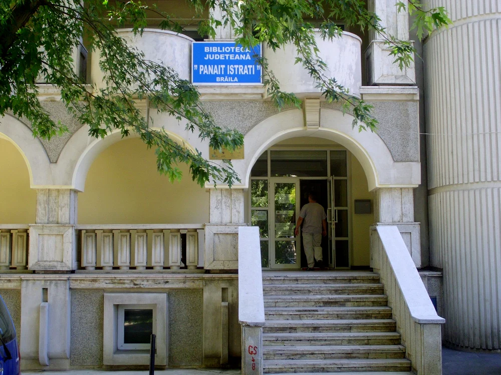 Expoziţia are loc la biblioteca Panait Istrati 