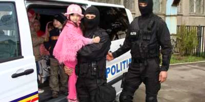 Mascații și copiii