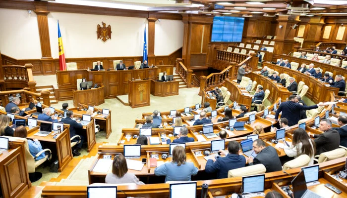 Aleșii au păstrat un minut de reculegere în memoria lui Mircea Lucescu.FOTO: Multimedia.parlament.md