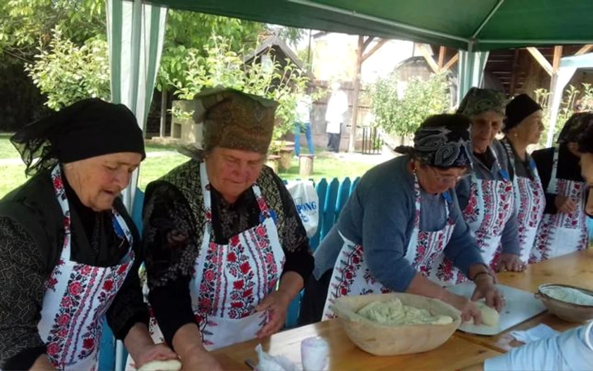 Veteranele din satul ialomiţean Luciu, maestre în frământat pâine FOTO Muzeul Naţional al Agriculturii Slobozia