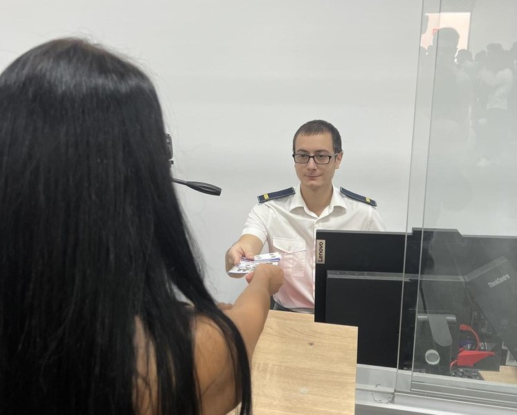 Cât costă un permis de muncă obținut peste rând pentru un angajat din Asia. Șeful Biroului Imigrări din Ialomița, reținut pentru luare de mită