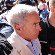 Călin Georgescu este însoțit de ofițeri de poliție la sediul DIICOT pentru audiere, în București. FOTO Inquam Photos / George Călin