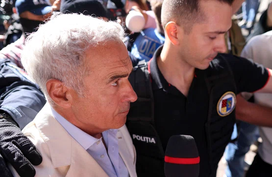 Călin Georgescu este însoțit de ofițeri de poliție la sediul DIICOT pentru audiere, în București. FOTO Inquam Photos / George Călin