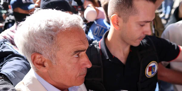 Călin Georgescu este însoțit de ofițeri de poliție la sediul DIICOT pentru audiere, în București. FOTO Inquam Photos / George Călin