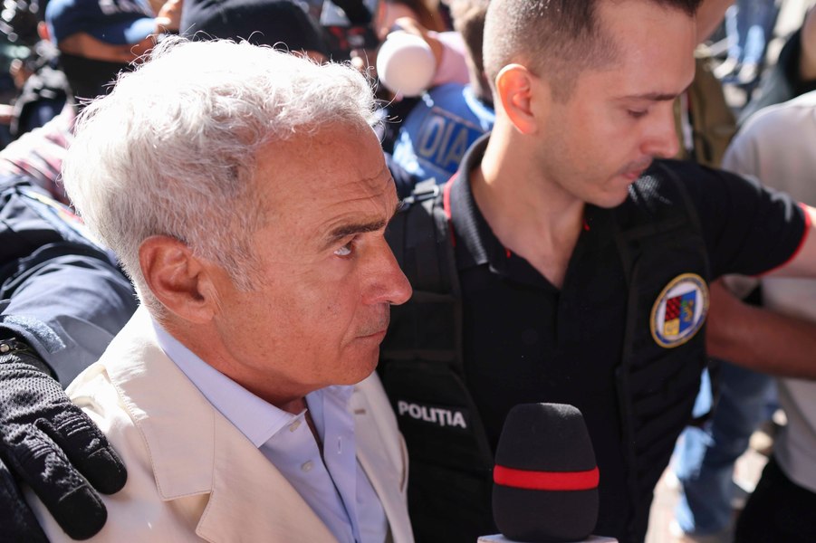 Cum prezintă presa internațională reținerea lui Călin Georgescu: „Mitul antisistem în arestul poliției”