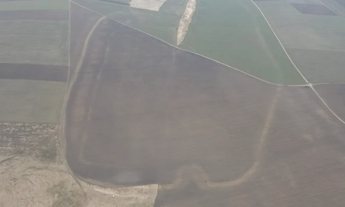 Imagine de ansamblu preluată din dronă cu incinta de la Victoria-Șanțul Caterinei. Fortificaţia are formă rectangulară, cu valul şi şanţul situate la nord pe Şanţul Caterinei şi cu laturile lungi aflate pe muchia dealurilor Ferma Veche la vest şi Hăi