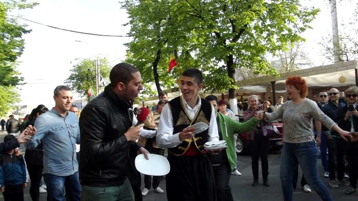 Jurnaliştii turci au fost încântaţi de obiceiul spargerii farfuriilor FOTO Mariana Iancu