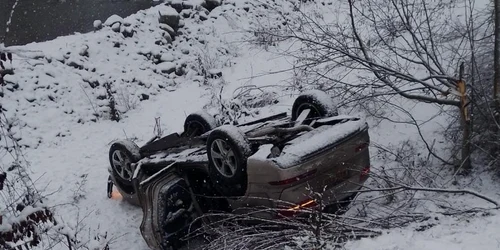 O maşină cu patru cetăţeni turci dintre care doi copii s-a răsturnat pe Valea Lotrului DN7A la Malaia în Vâlcea Foto Adevărul 