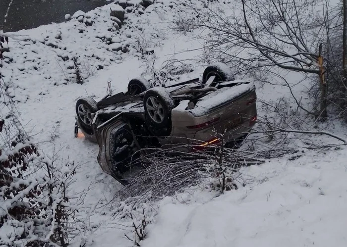 O maşină cu patru cetăţeni turci dintre care doi copii s-a răsturnat pe Valea Lotrului DN7A la Malaia în Vâlcea Foto Adevărul