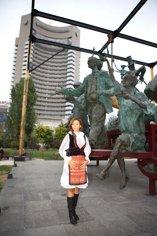 Nadine a pozat în costum popular pentru Dorin Negrău. (Foto: Cătălin Mihai)