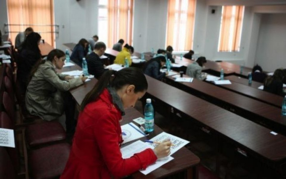 Peste 10.000 de candidaţi susţin duminică examenul de intrare în Rezidenţiat. „Este poarta de intrare în specialităţile medicale”