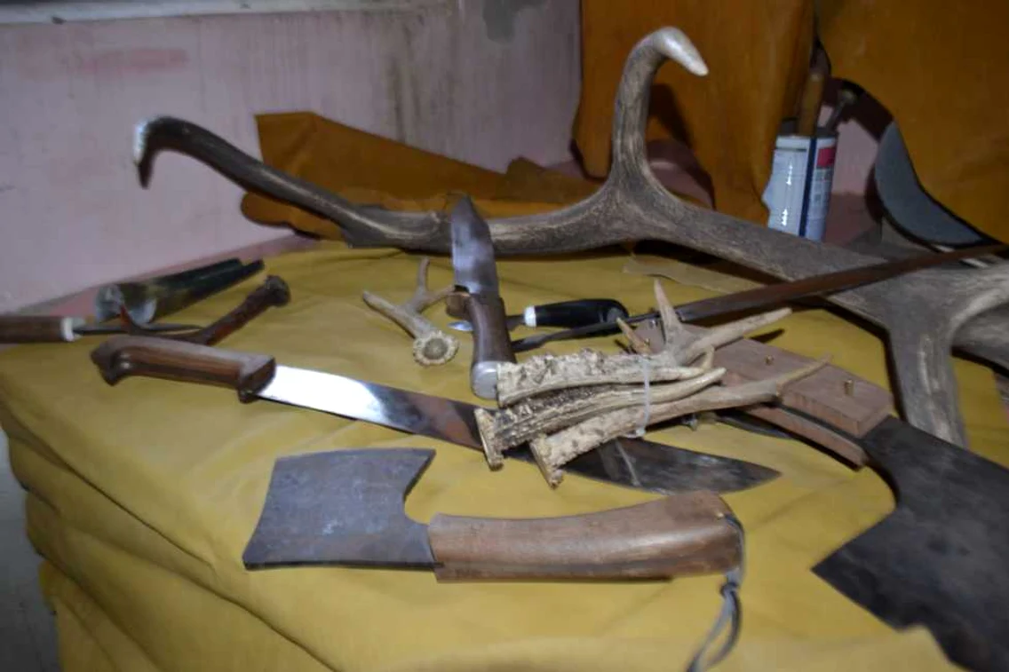 Doi băcăuani vor să reînfiinţeze breasla fierarilor tradiţionali. Radu Lîmăşanu şi Tudor Nica-Falx Knives
